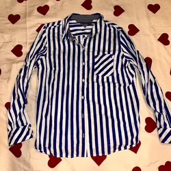 camisa azul y blanca