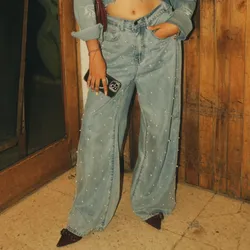 Pantalón de mezclilla con perlas blancas