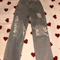 pantalón negro rasgado