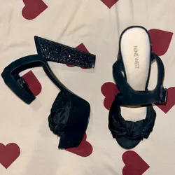 Tacones negros de lazo