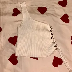 Top con detalle al lado