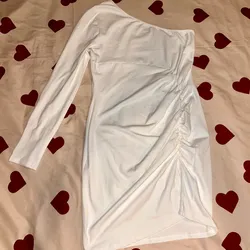 vestido blanco de solo una manga