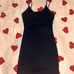 vestido negro básico