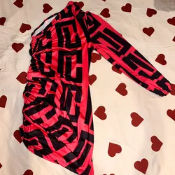 vestido rosa y negro solo una manga