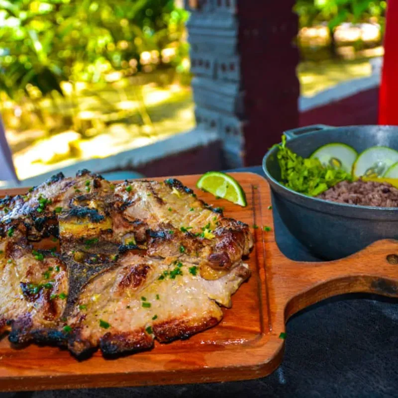 Completa de chuleta de cerdo al carbon