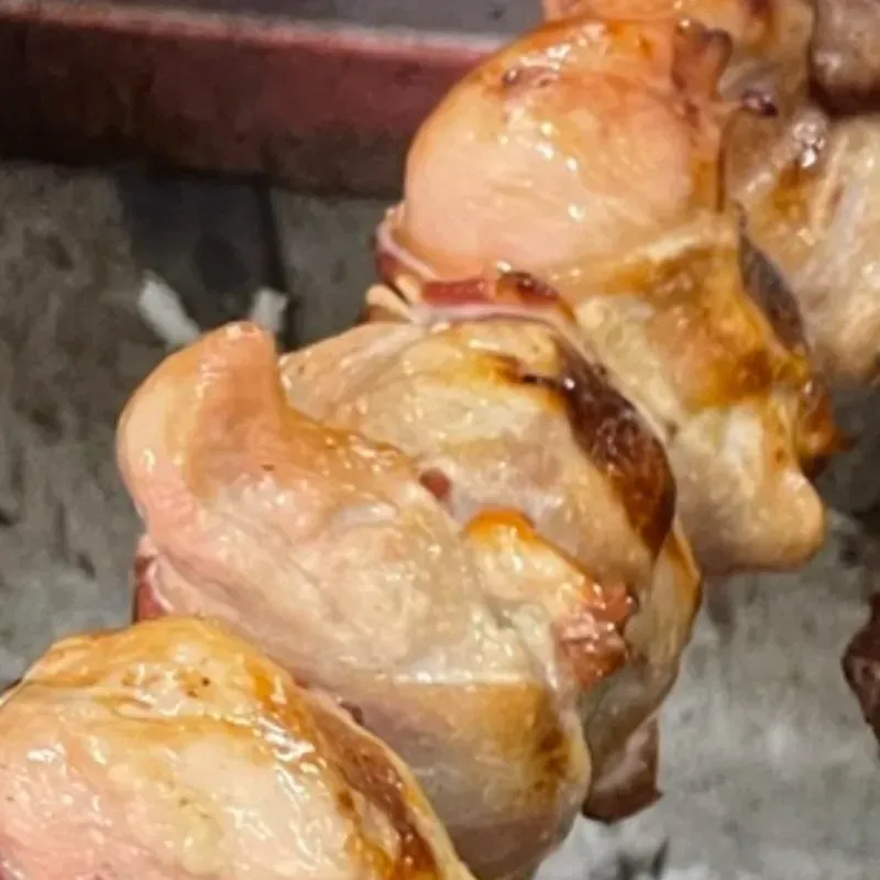  Completa Pechuga de pollo rapeada en beacon , arroz estilo brasileño caldo de cerdo y ensalada