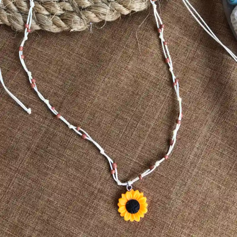 Collar de girasol en hilo 