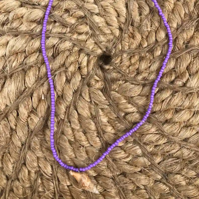 Collar de mostacillas con caracol 