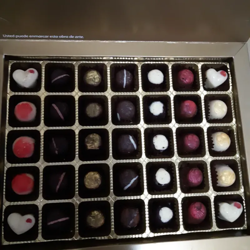 Caja especialmente decorada con 35 bombones con excelente sabor a chocolate 