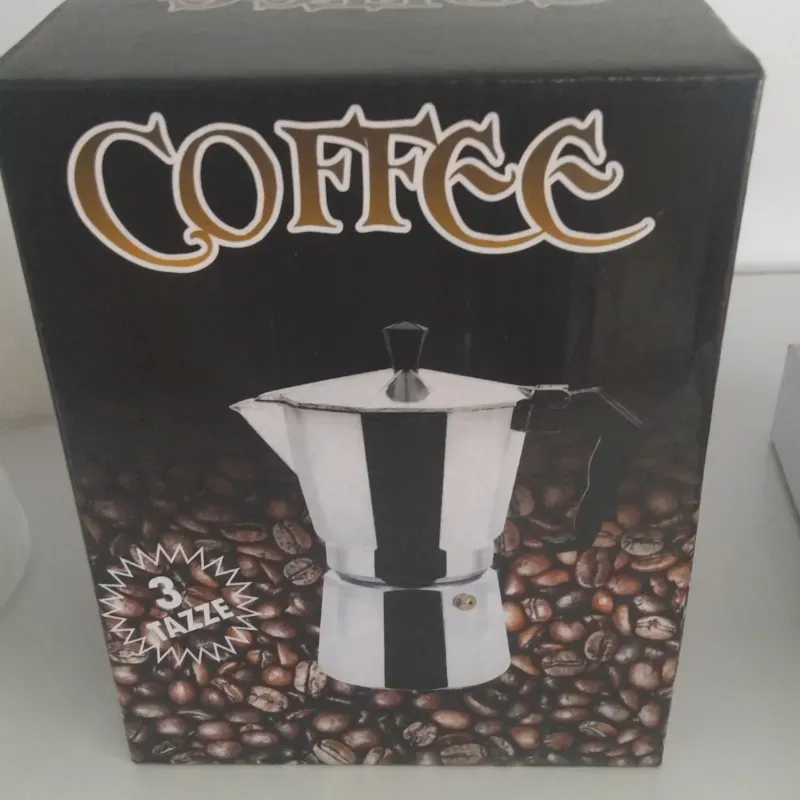 Cafetera plateada de 3 tasas