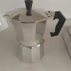Cafetera plateada de 3 tasas