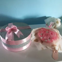 Caja con bombones y ramo de flores