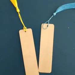 Marcapaginas de madera con borla