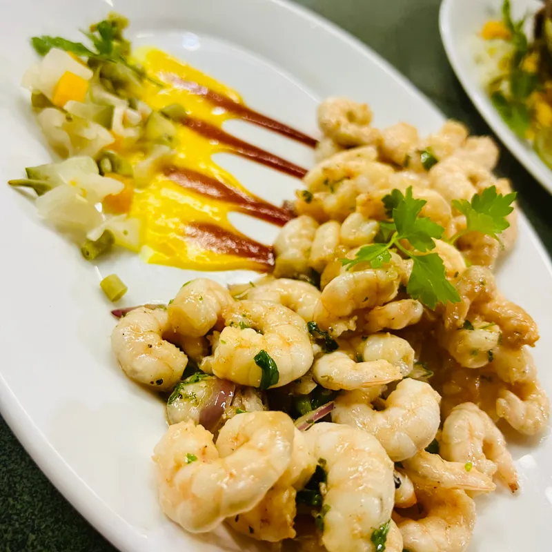 Camarones al ajillo 