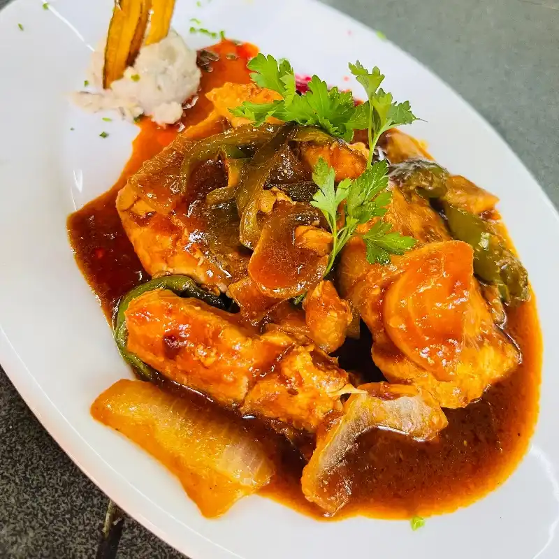 Filete de pescado en salsa de tomate 