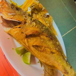 Pescado entero frito