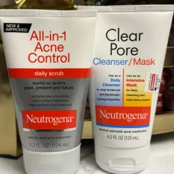 exfoliante y limpiador Neutrogena para el control de acné 