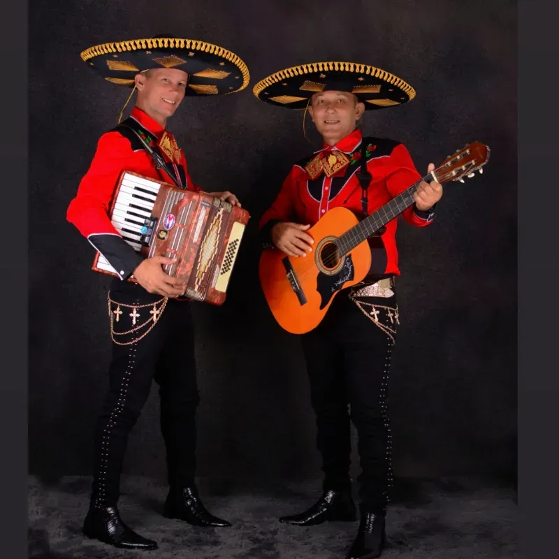 2️⃣ Mariachis 🤍♥️🖤