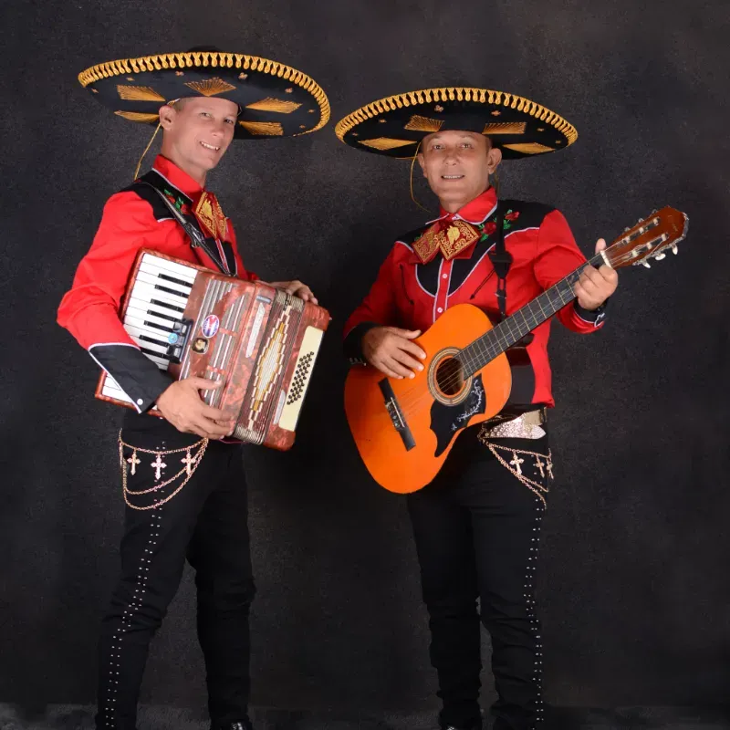 2️⃣ Mariachis 🖤♥️🤍