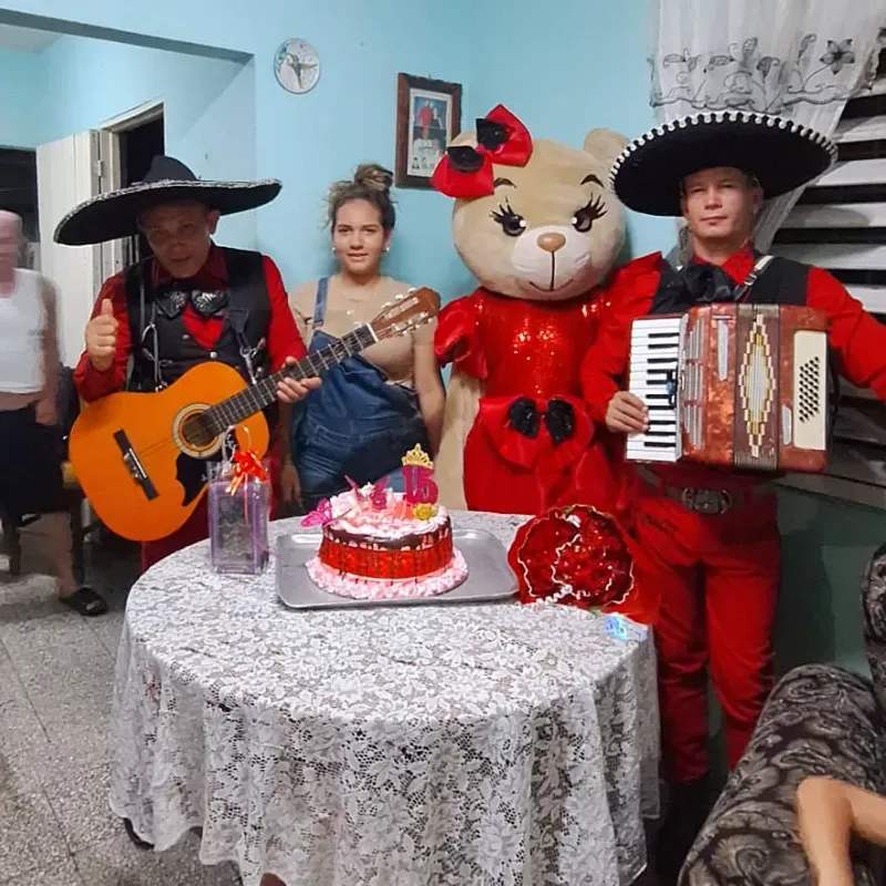2️⃣ Mariachis y 1️⃣ osa roja ❤️