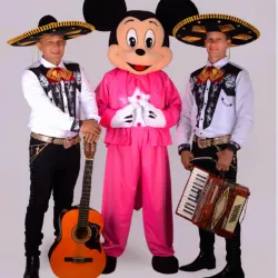 2️⃣ Mariachis y Mickey Mouse 🩷 