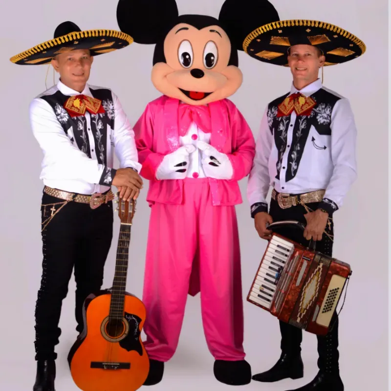 2️⃣ Mariachis y Mickey Mouse 🩷 