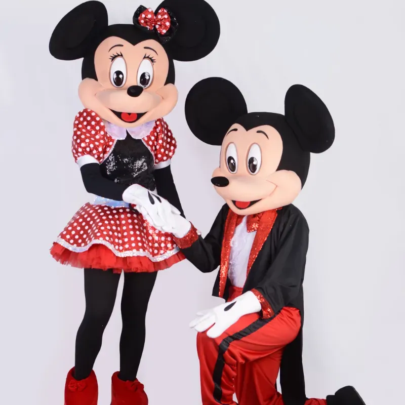 2️⃣ Mariachis 🎶 y Minnie y Mickey Mouse ♥️