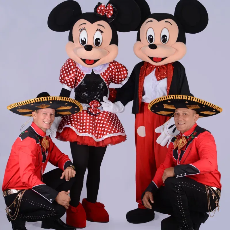 2️⃣ Mariachis 🎶 y Minnie y Mickey Mouse ♥️