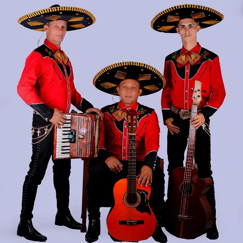 3️⃣Mariachis y 2️⃣ osito ♥️
