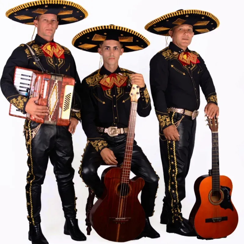 3️⃣ Mariachis y 2️⃣ Oso ♥️