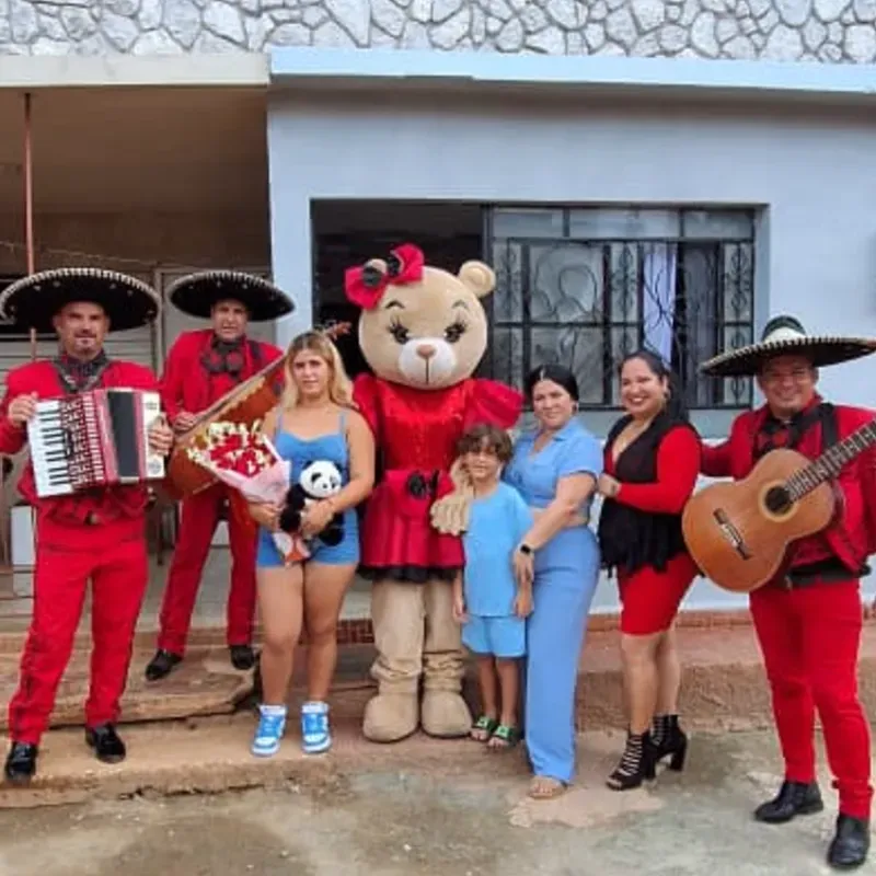Entrega con 5 Mariachis y osa ♥️♥️♥️