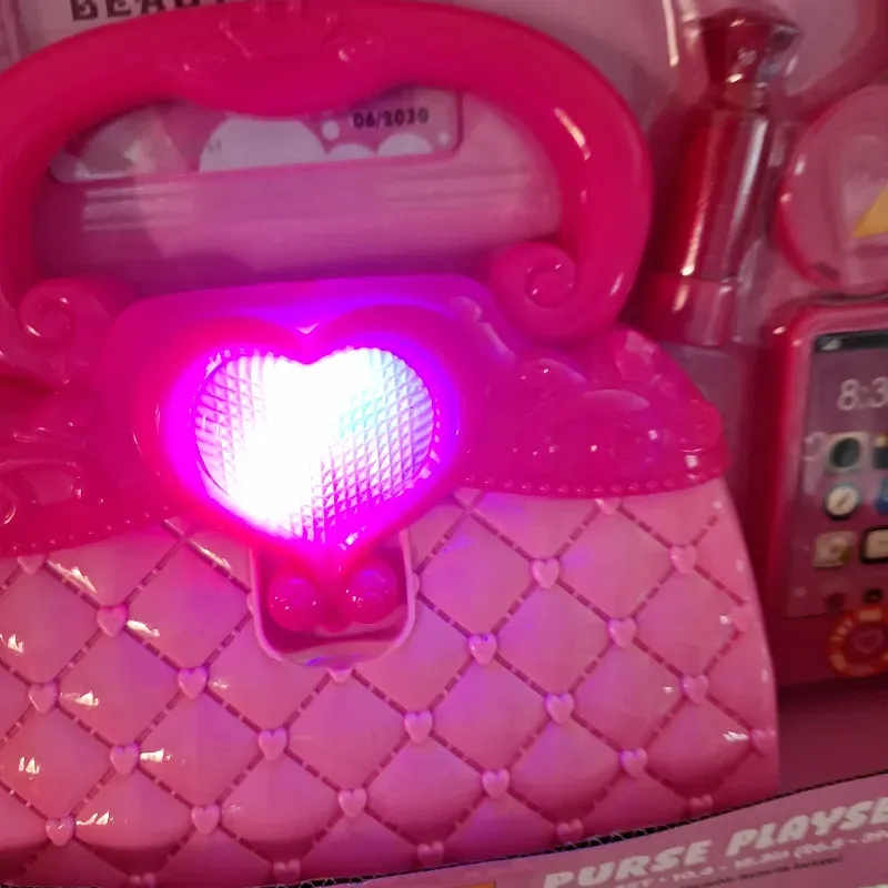 Hermosa cartera que  alumbra 