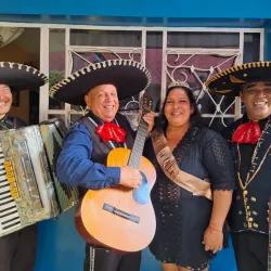 Mariachis con las 2 oso 🐻 🙈 