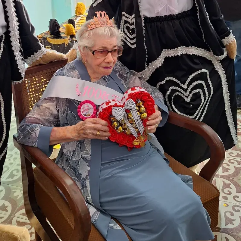 Sorpresa a un abuelita  en sus 100 años 