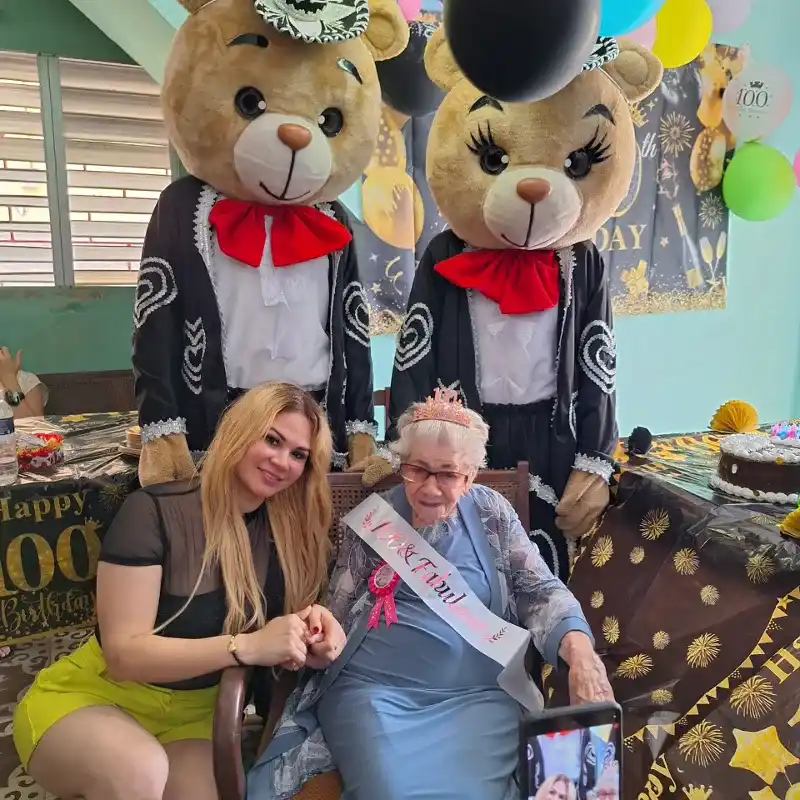 Sorpresa a un abuelita  en sus 100 años 