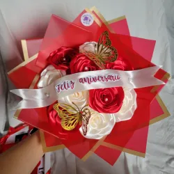 10 rosas + cinta personalizada ❤️