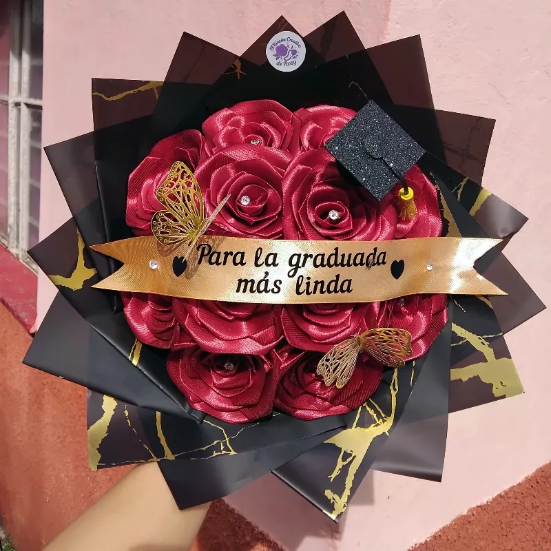 12 rosas + diamantes + cinta personalizada + gorro de graduaci贸n