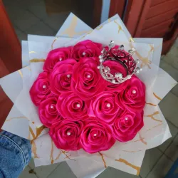 14 rosas con agrego de corona🩷