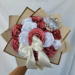 15 rosas con agrego de corona y lazo.