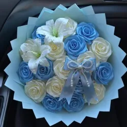 18 rosas + 2 lirios + lazo doble