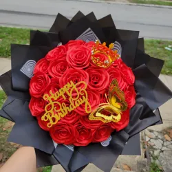 25 rosas con agregos de corona y "happy birthday"♥️