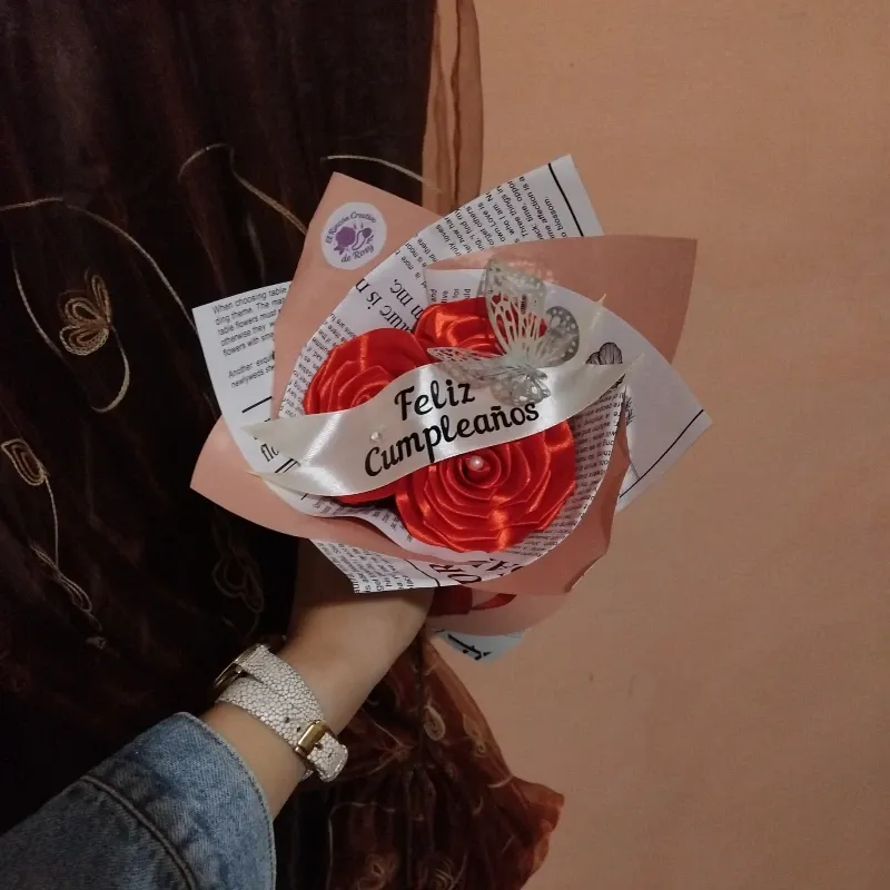 3 rosas + cinta personalizada.