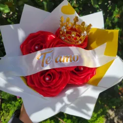 5 rosas + corona + cinta personalizada ❤️