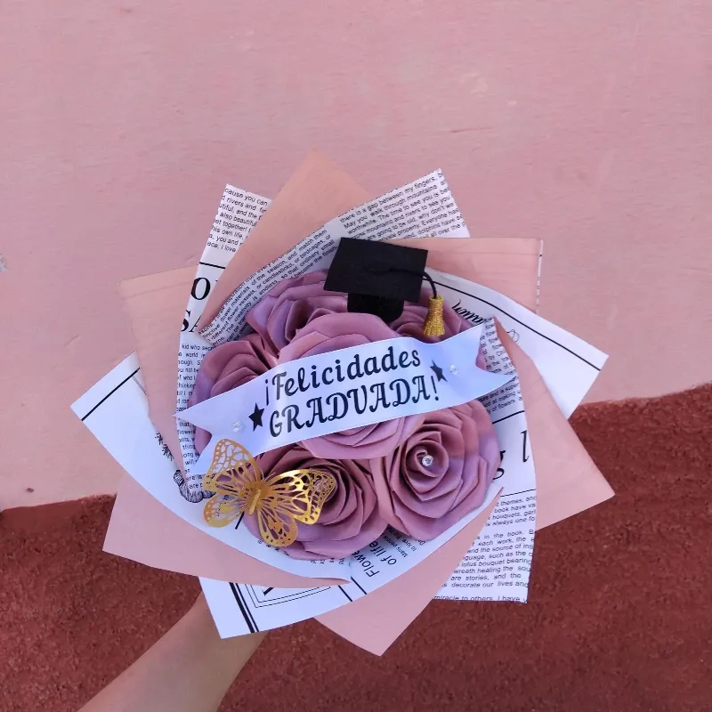 6 rosas + cinta personalizada + diamantes + gorro de graduaci贸n.