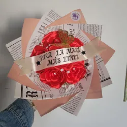 6 rosas + cinta personalizada + diamantes + mini flores