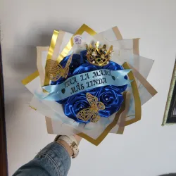 7 rosas + cinta personalizada + corona.