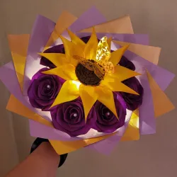 7 rosas + girasol + luces hada