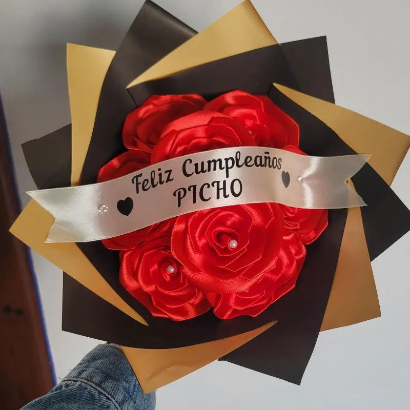 8 rosas + cinta personalizada.