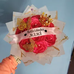 9 rosas + corona + cinta personalizada ❤️
