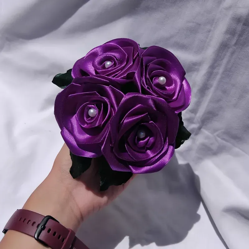 Adorno con 4 rosas.
